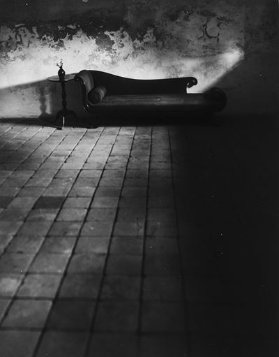 Sofa dans la cave, Williamsburg, Stampa ai sali d'argento, 1948
