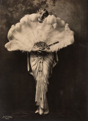Senza Titolo (Donna con grande ventaglio)