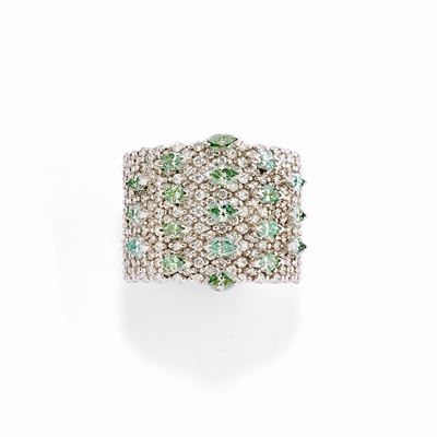 Anello con diamanti fancy verdi e incolori, oro bianco 18k