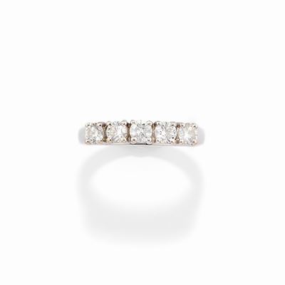Anello in oro bianco 18k con diamanti taglio brillante