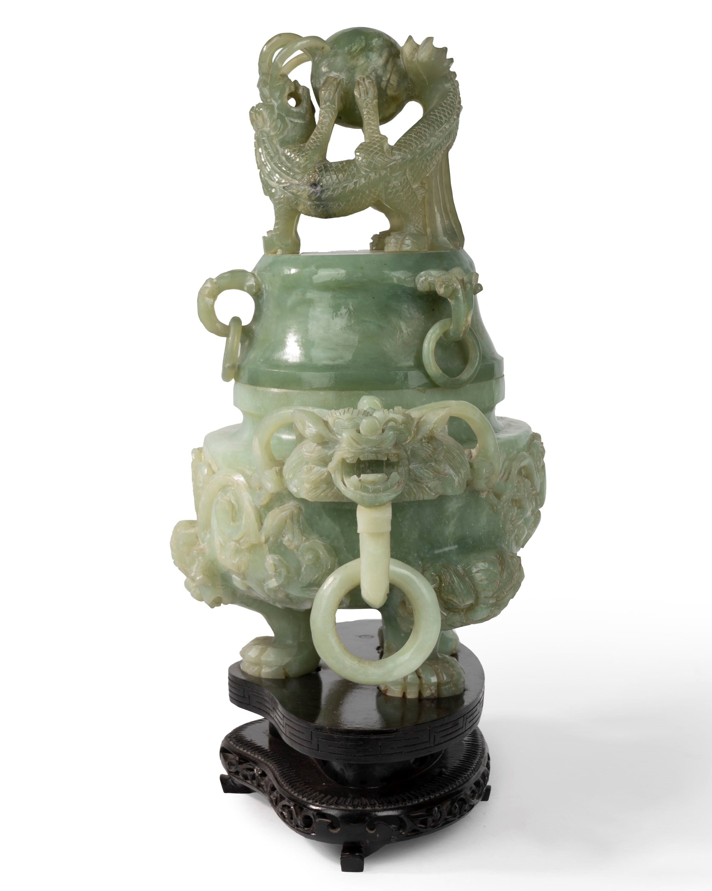 Tripode con Mascheroni e Anelli in Pietra Verde su Base in Legno Modanata, Cina Secolo XX
