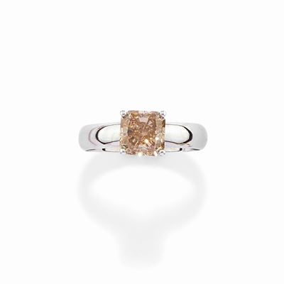 Anello con diamante fancy color, taglio cuscino, in oro bianco 14k