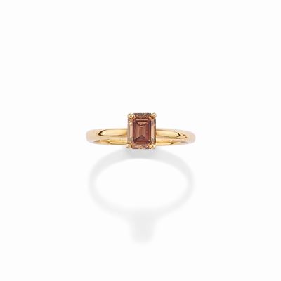 Anello in oro giallo 14k con diamante taglio rettangolare e contorno ottagonale, ct 1,080, colore...