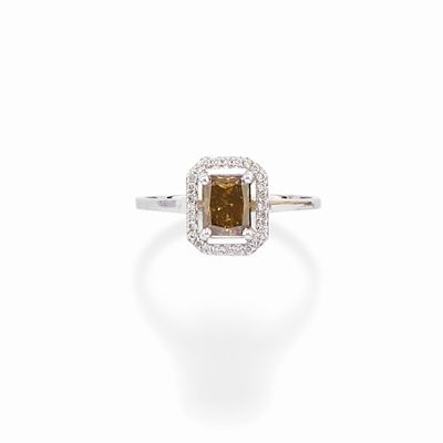 Anello in oro bianco 14k con diamante taglio radiant e contorno di diamanti