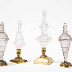 Gruppo di quattro finali di lampadario in cristallo, secolo XVIII/XIX