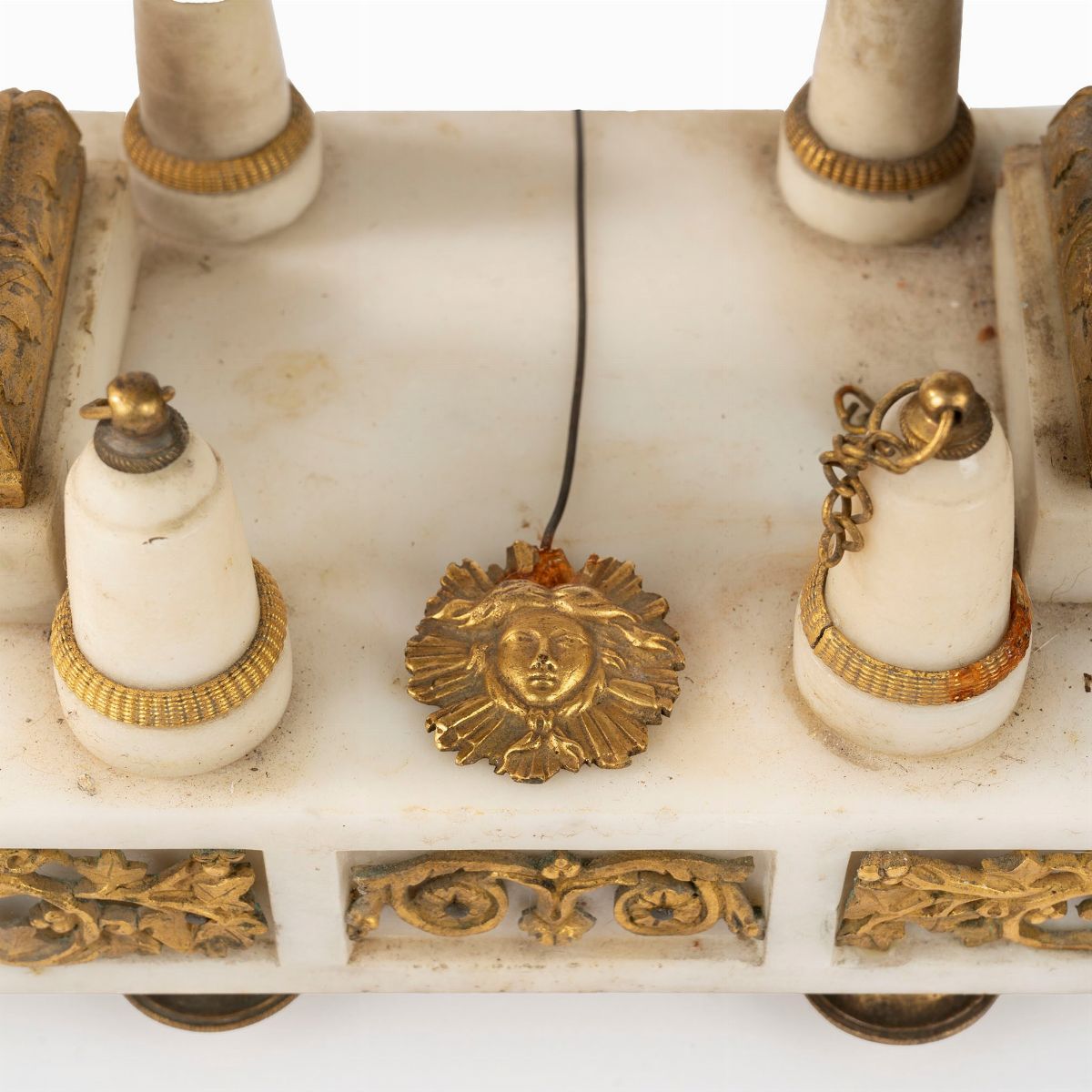 Pendola Luigi XVI in Marmo Bianco e Bronzo Dorato, Secolo XVIII