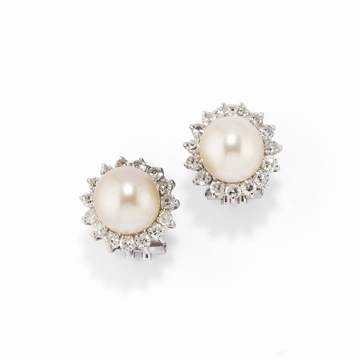 Orecchini e spilla in oro bianco 18k con perle e diamanti