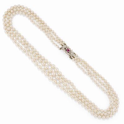 Collana in oro bianco 18k, perle coltivate giapponesi con degradè e chiusura floreale