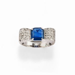 Anello con zaffiro