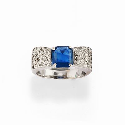 Anello con zaffiro taglio quadrangolare in oro bianco 18k