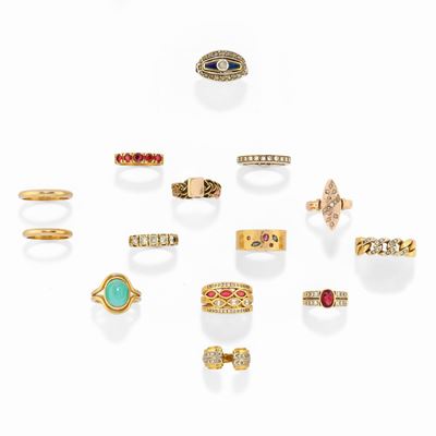 Anelli in oro giallo 18k, vari formati e decorazioni con turchese, rubini, zaffiri e diamanti
