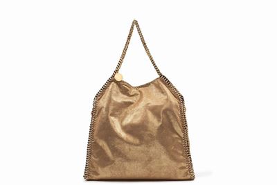 Borsa Falabella in pelle veg color oro con tracolla a catena dorata