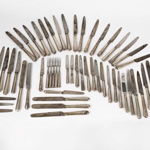 Cinquantaquattro coltelli e quattro forchette provenienti da servizi differenti, secolo XIX