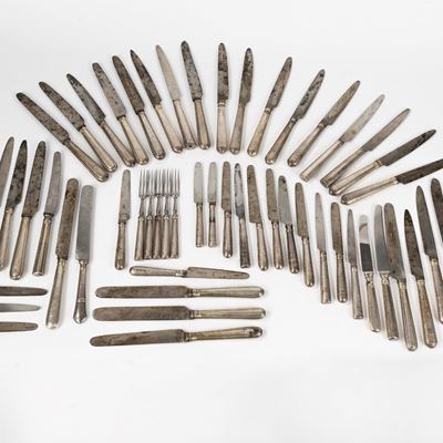 Cinquantaquattro Coltelli e Quattro Forchette Provenienti da Servizi Differenti, Secolo XIX