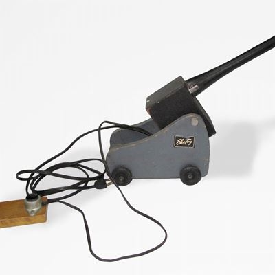 Giocattolo d'epoca, Cannone elettrico con corpo in legno e metallo