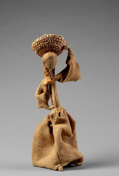 Senza titolo (figura con cesto sul capo), tela di juta, spago e filo