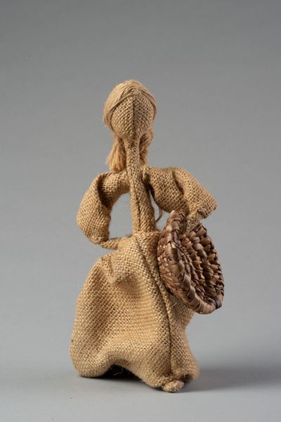 Senza titolo (figura con cesto in mano), tela di juta, spago e filo