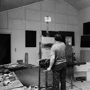 Ennio Morlotti nel suo studio