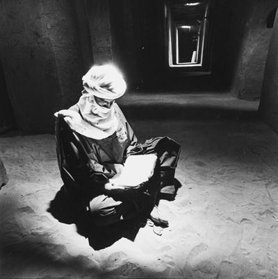 Man praying Timbuktu Mosque, Mali, Stampa vintage alla gelatina ai sali d'argento