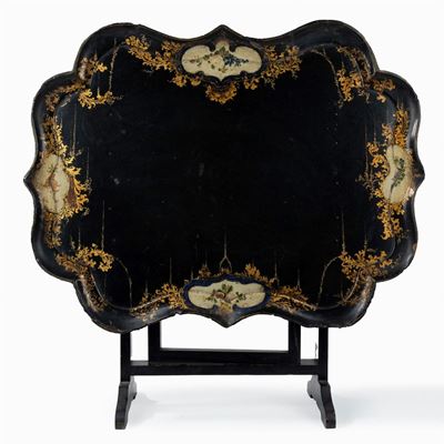 Tavolino-vassoio in Papier Machè Laccato Nero Decorato con Motivi Floreali in Oro, Secolo XIX
