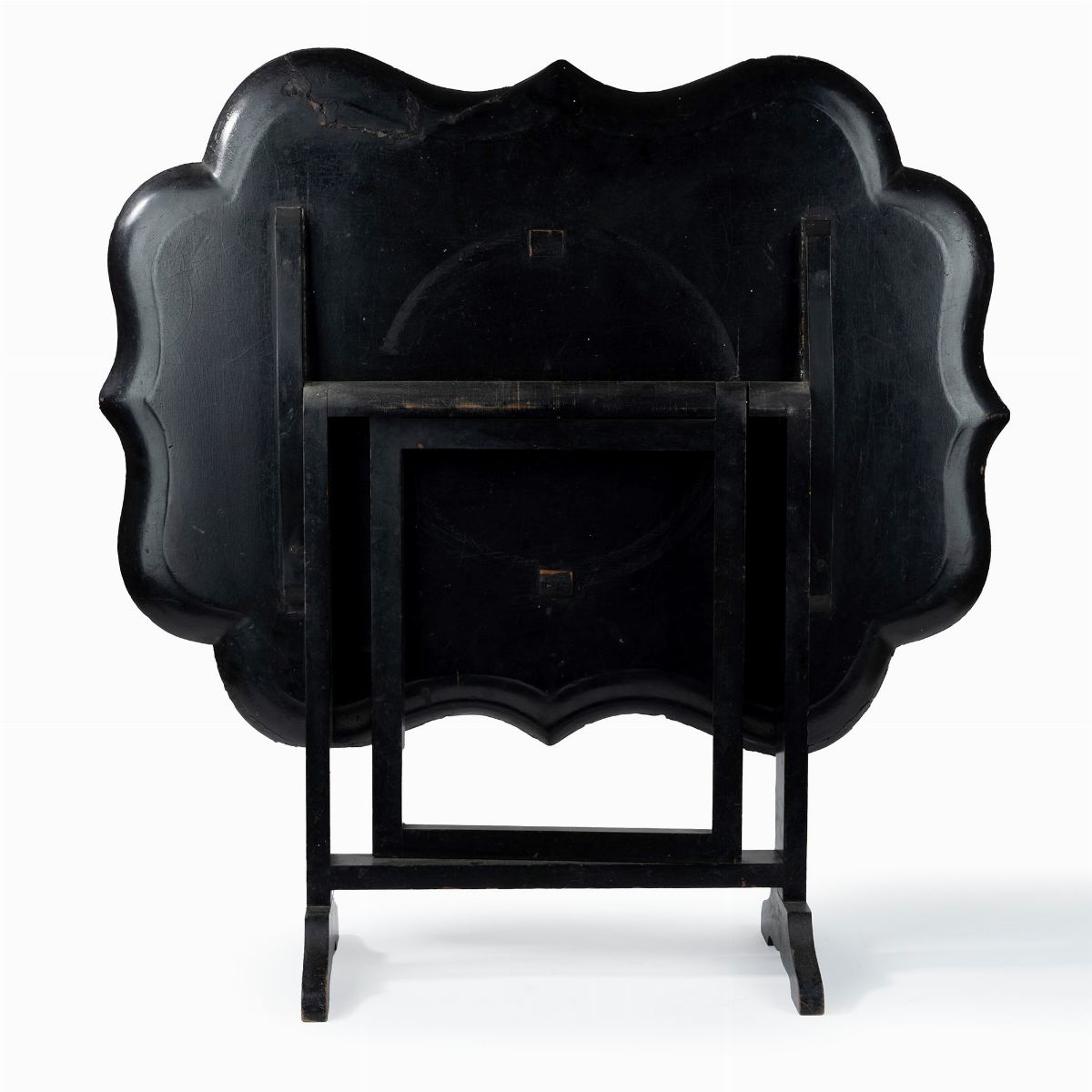 Tavolino-vassoio in Papier Machè Laccato Nero Decorato con Motivi Floreali in Oro, Secolo XIX