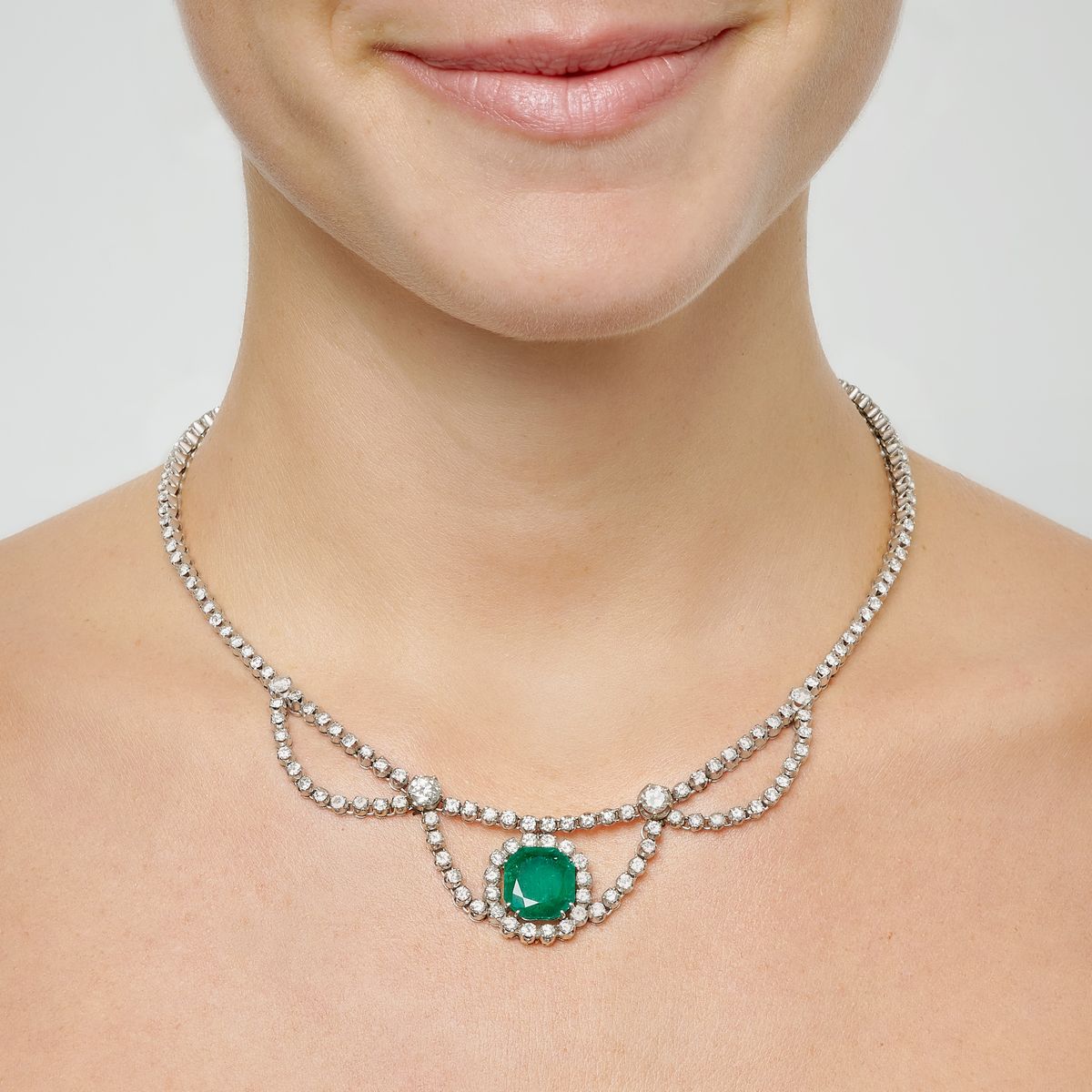 Collana con smeraldo colombiano, oro bianco 14k e diamanti