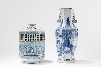 Cina, Lanternino traforato e vaso esagonale in porcellana bianca e blu, secolo XX