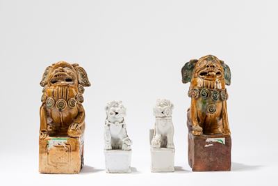 Cina, Secolo XX, Due coppie di cani in ceramica smaltata e porcellana