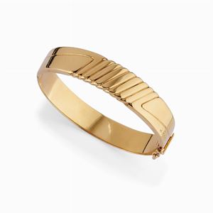 A 18K yellow gold bangle