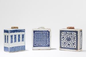 TRE CONTENITORI PER IL TE IN PORCELLANA BIANCA E BLU