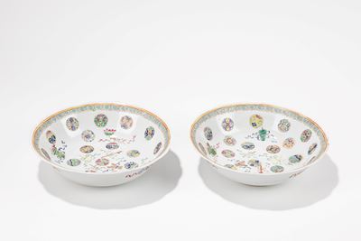 Cina, Coppia di ciotole in porcellana decorate con otto simboli buddhisti