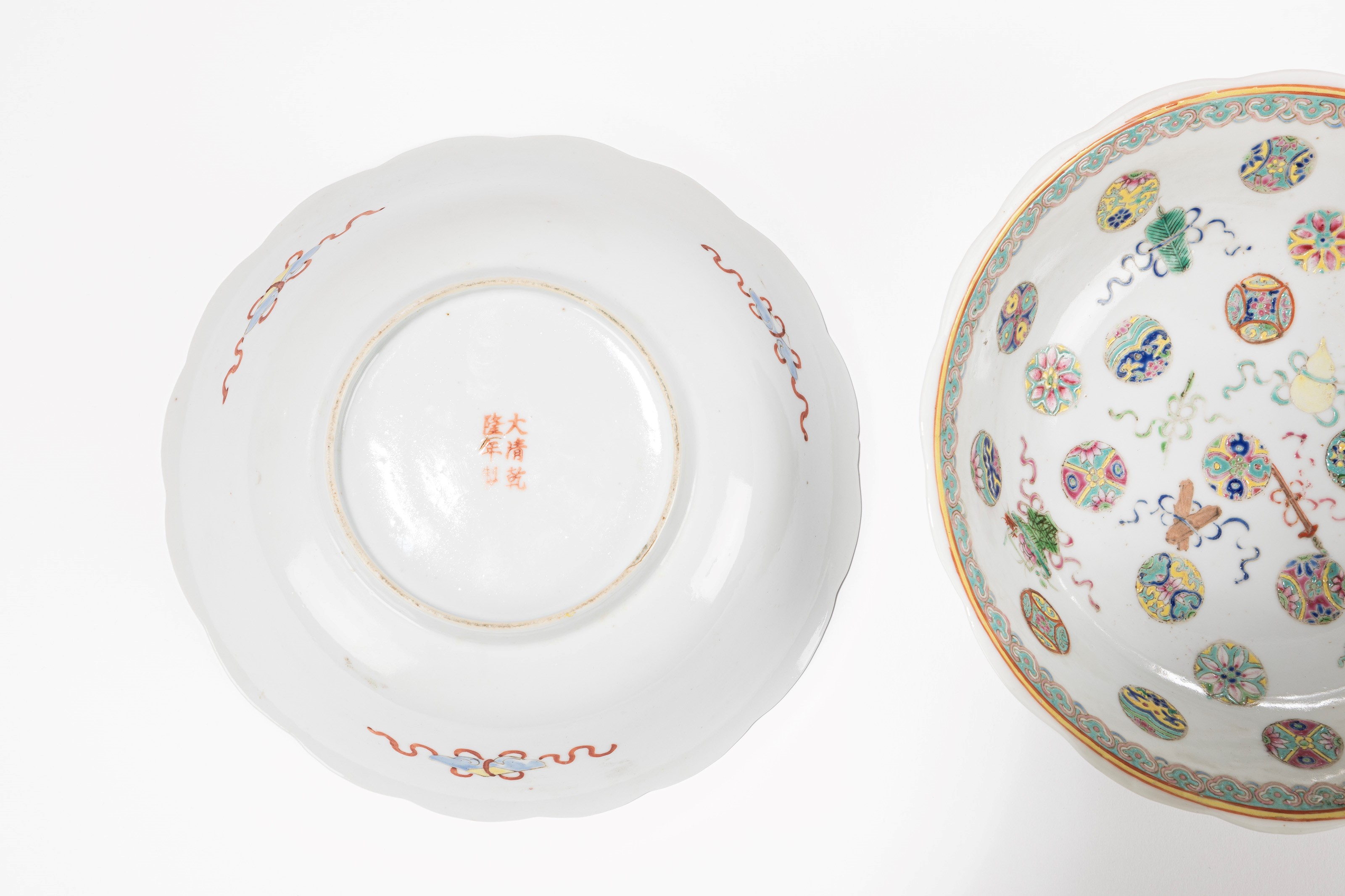Cina, Coppia di ciotole in porcellana decorate con otto simboli buddhisti