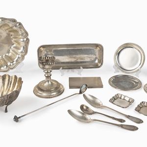 Lotto composto da venti suppellettili in argento, secolo XX