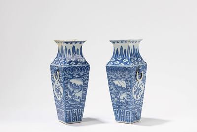 Cina, Dinastia Qing, Coppia di vasi in porcellana bianca e blu