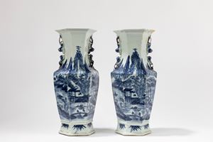 A PAIR OF BLUE AND WHITE PORCELAIN VASES