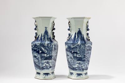 Cina, Dinastia Qing, Coppia di vasi in porcellana bianca e blu, fine XIX secolo