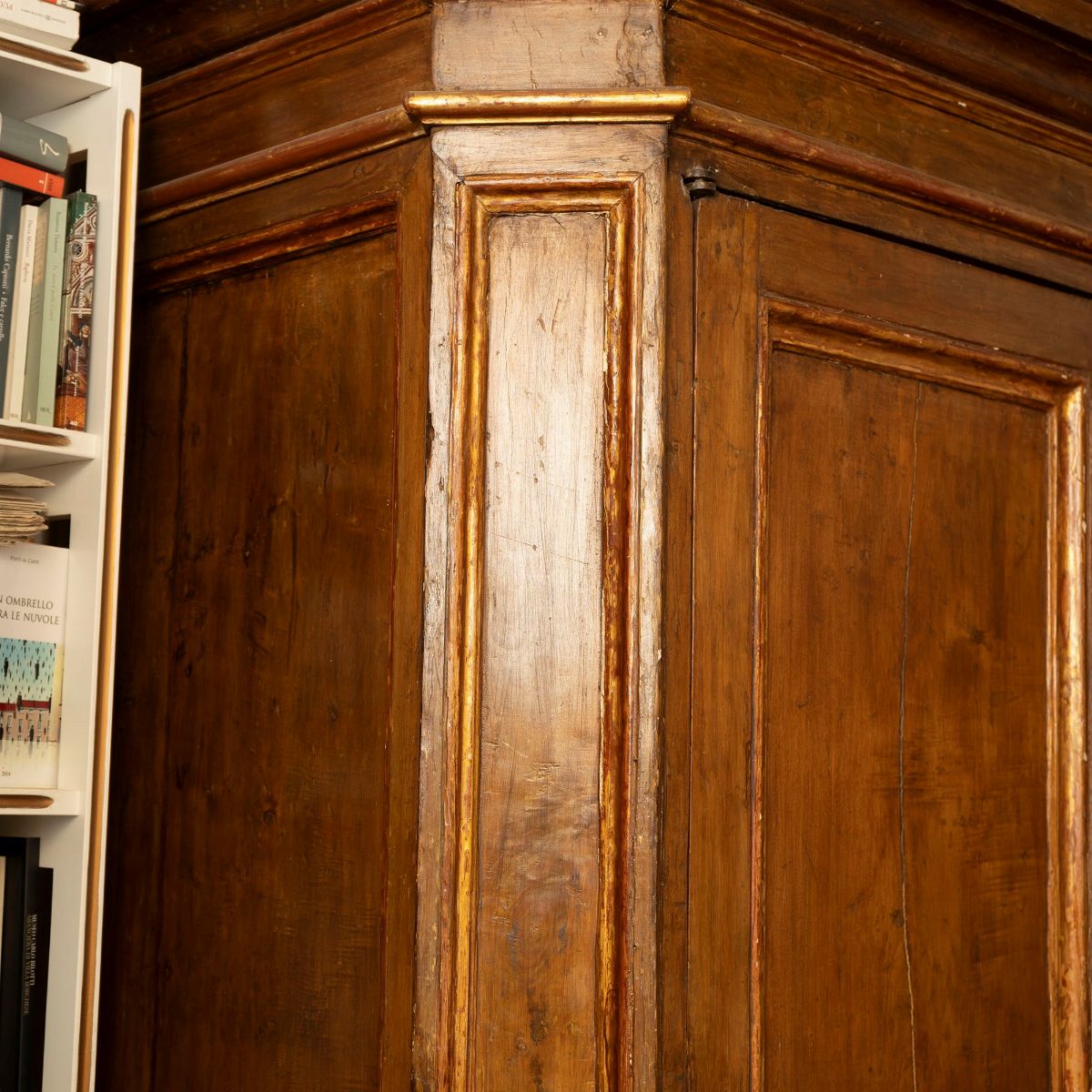 Armadio in Legno Laccato e Profili Dorati, Secolo XVIII