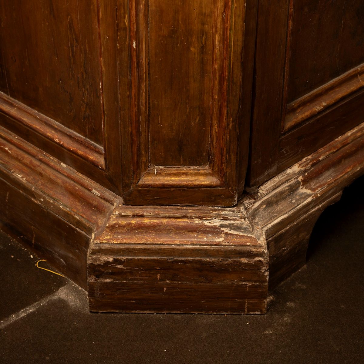 Armadio in Legno Laccato e Profili Dorati, Secolo XVIII