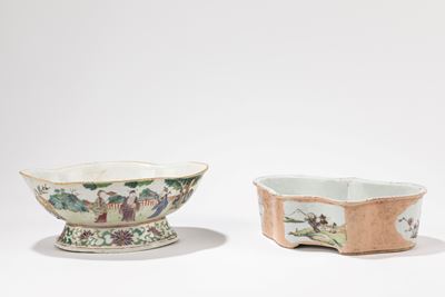 Cina, Fine secolo XIX, Alzatina in porcellana famiglia rosa con decorazioni di Immortali e Vasca ...