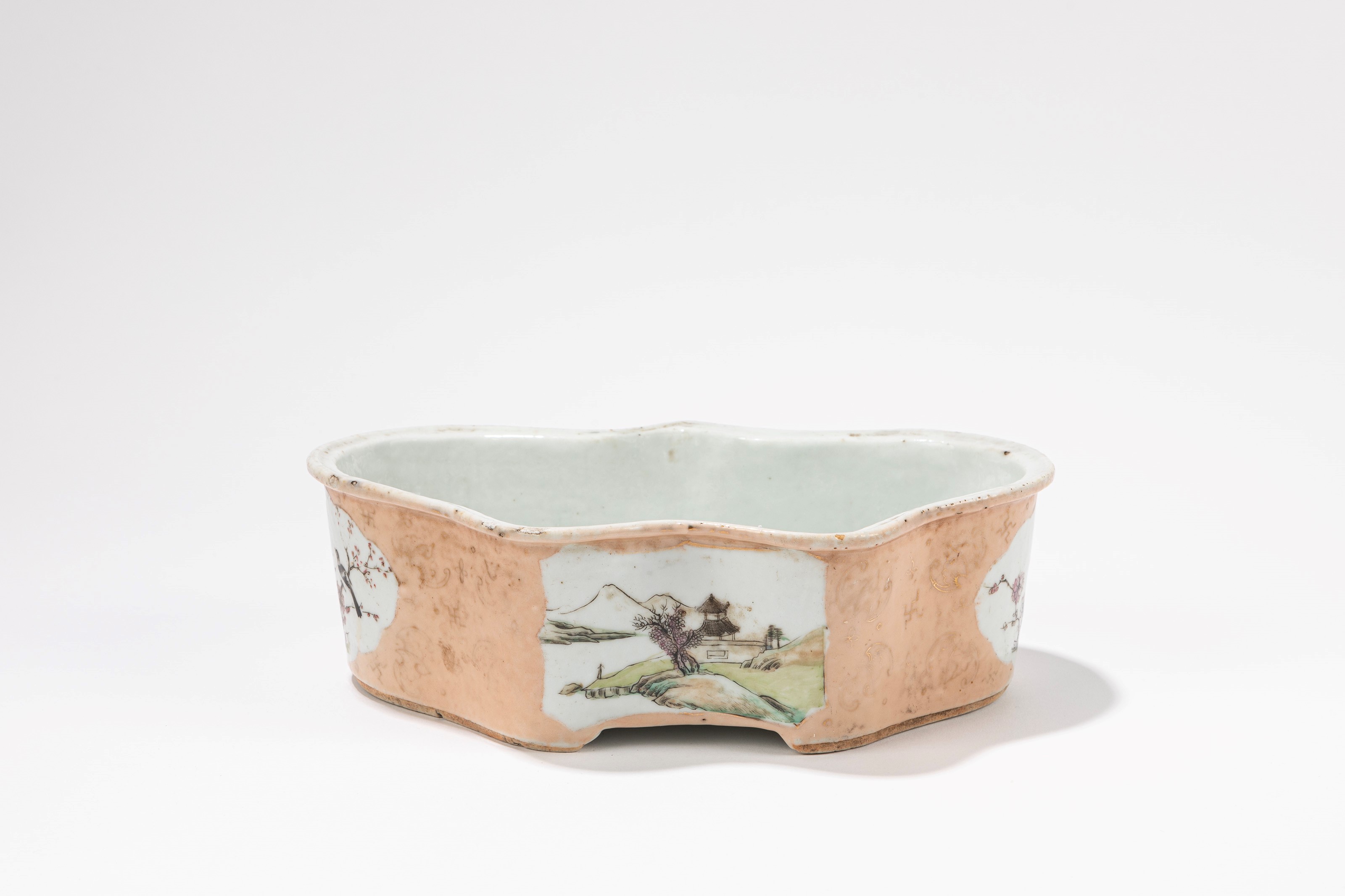 Cina, Fine secolo XIX, Alzatina in porcellana famiglia rosa con decorazioni di Immortali e Vasca ...