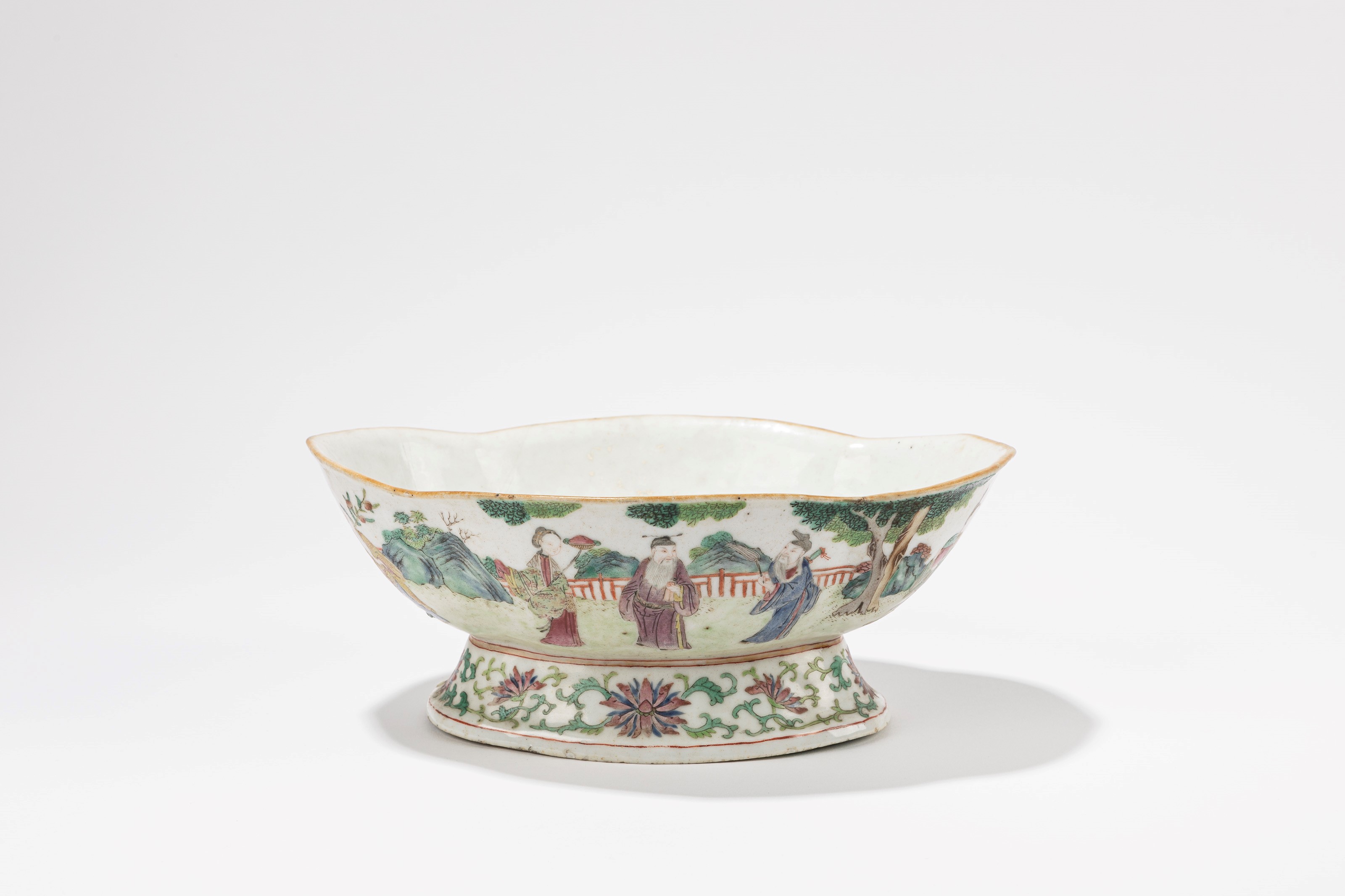 Cina, Fine secolo XIX, Alzatina in porcellana famiglia rosa con decorazioni di Immortali e Vasca ...