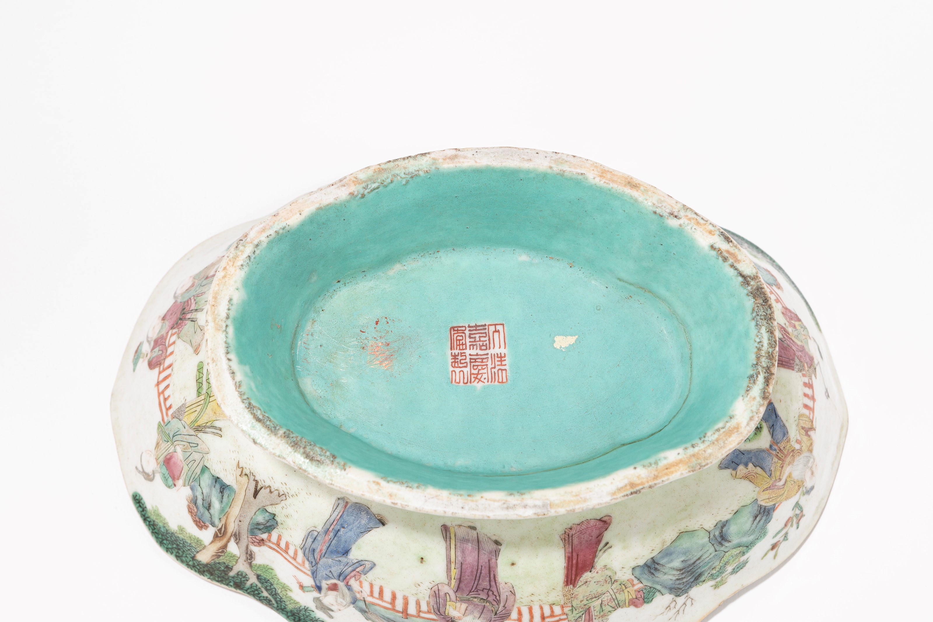 Cina, Fine secolo XIX, Alzatina in porcellana famiglia rosa con decorazioni di Immortali e Vasca ...