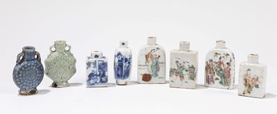 Gruppo di otto snuff bottles, ceramica e porcellana, Cina, secolo XX