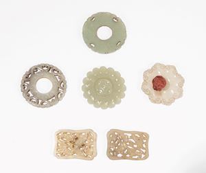 GRUPPO DI SEI PENDENTI IN PIETRA DURA/GIADA