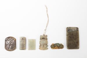QUATTRO PENDENTI, UN SIGILLO E UNA SCULTURINA IN GIADA/PIETRA DURA