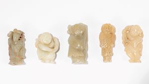 GRUPPO DI CINQUE FIGURE IN GIADA