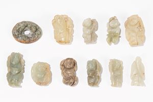  - TEN JADE/HARDSTONE SCULPTURES AND A PENDANT