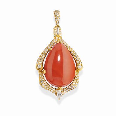 Pendente in oro giallo 18k con corallo e diamanti