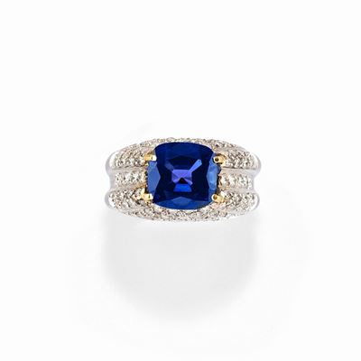 Anello con zaffiro taglio cuscino e diamanti in oro bianco 18k