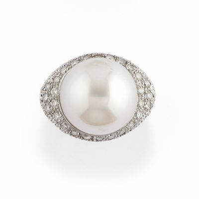 Anello con perla coltivata South Sea e diamanti, oro bianco 18k